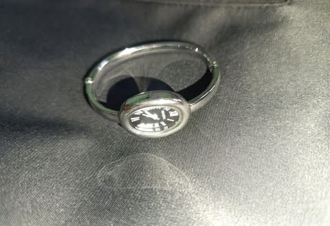 Elegant Silver Bangle Women’s Watch – Roman Numeral Dial, Classic Desig