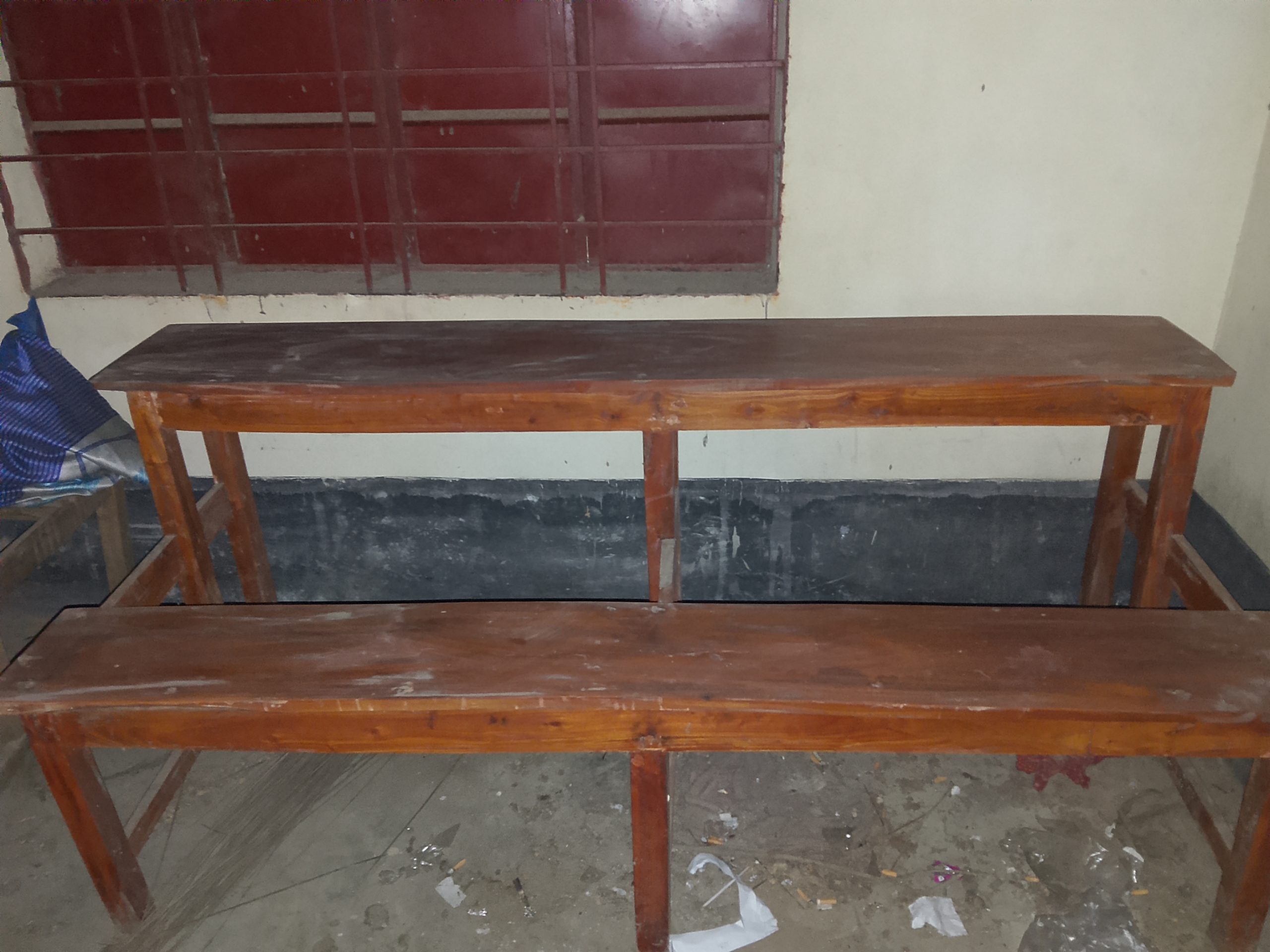 কাঠের স্কুল বেঞ্চ নতুনের মতো